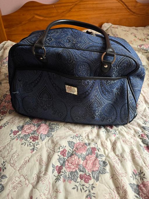  — lizclaiborne bag