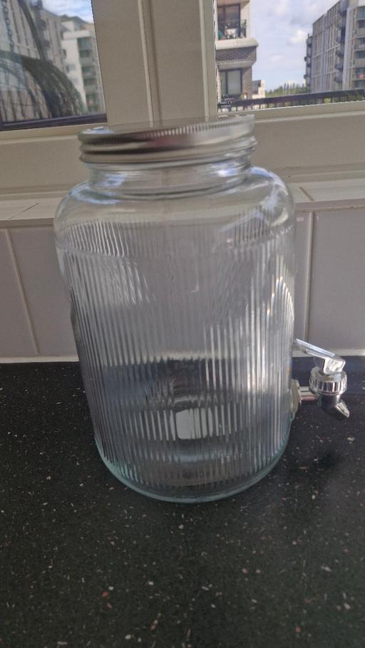  — Ribbed water dispenser