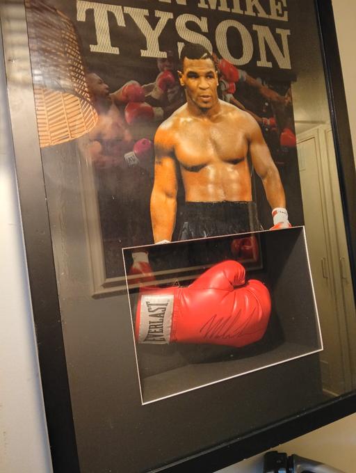  — mike Tyson signed glove, picture