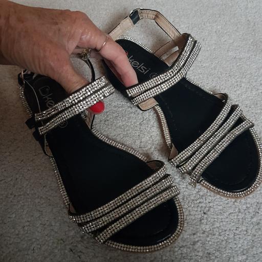  — LADIES SPARKLY FLAT SANDALS SIZE 6