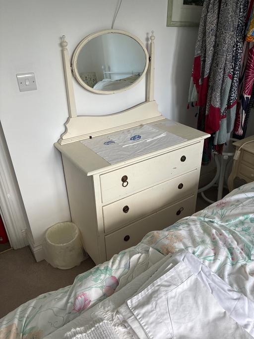  — Pretty dressing table with 3 drawers