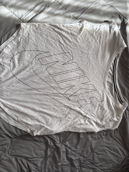  — Nike Loose Workout Top