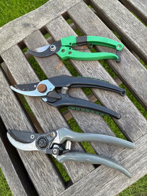  — Secateurs