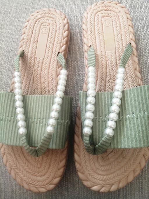 — New ladies flip flops green & pearl