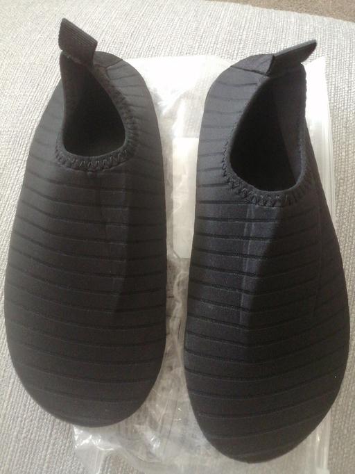  — New kids size 3 to 4 beach/swim shoes