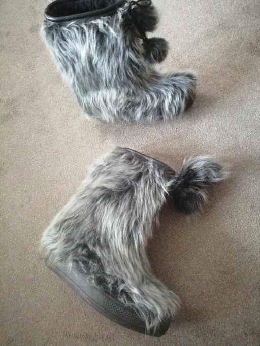  — faux fur midcalf ladies snow boots size 5