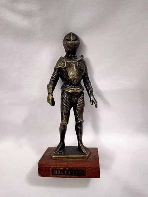  — VINTAGE METAL MALTESE KNIGHT FIGURE.