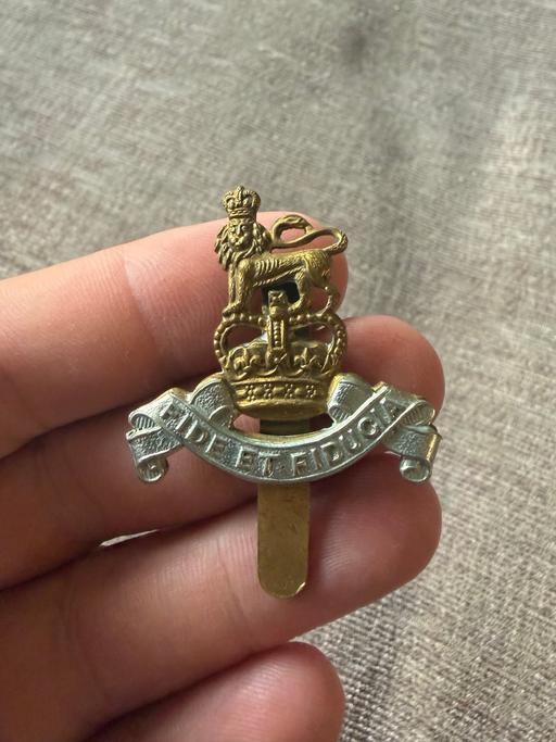 — Royal Army cap badge