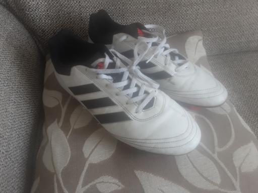  — Men's size 10 Adidas football boots