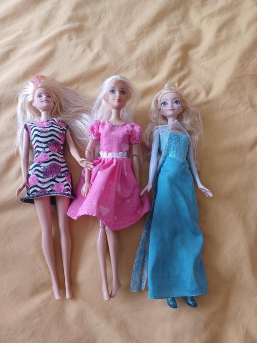  — 3 dolls