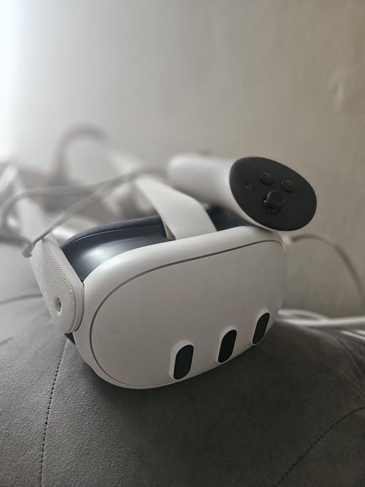  — meta quest 3 with control  £200