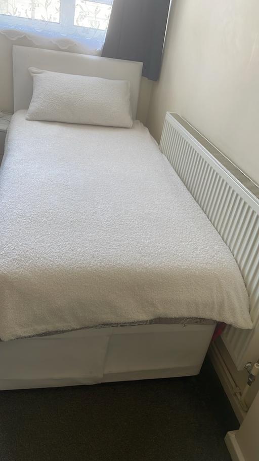  — White Single Bed with Mattress & Bedding