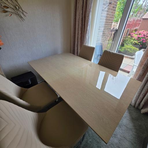  — Extendable Dining Room Table & 4 Chairs.