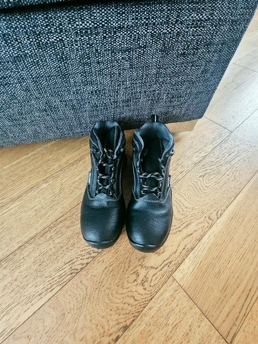  — Safety boots, size 5..NEW without tags