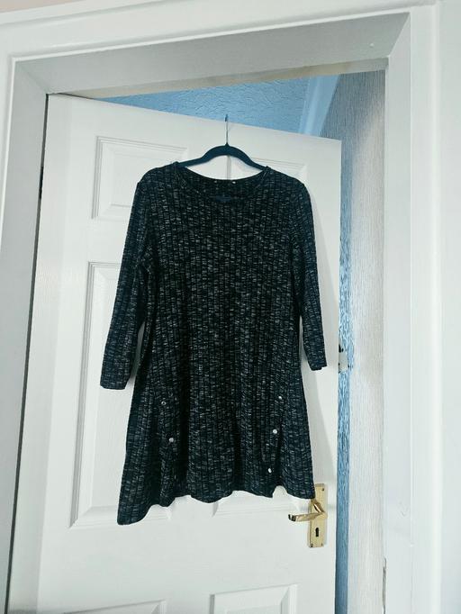  — Longer length knitted top, size 16.
