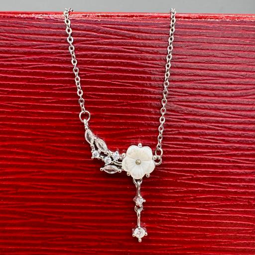  — Delicate Mother of Pearl Flower Necklace