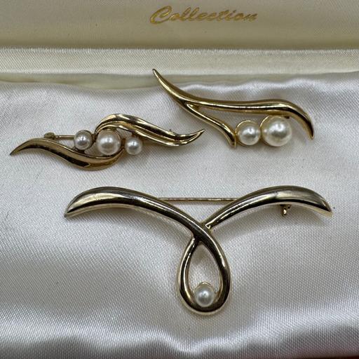  — Vintage Gold-tone & Pearl Brooch Bundle