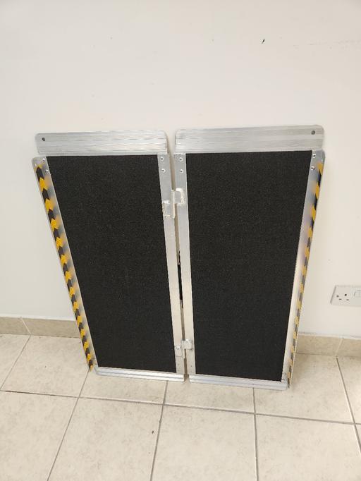  — Folding ramp for wheelchair