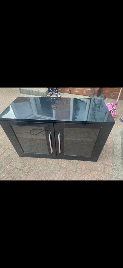  — Tv stand