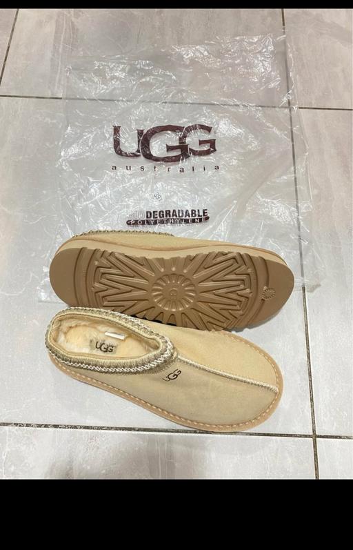  — UGGS boots ORGINALS size 5 & 6 available