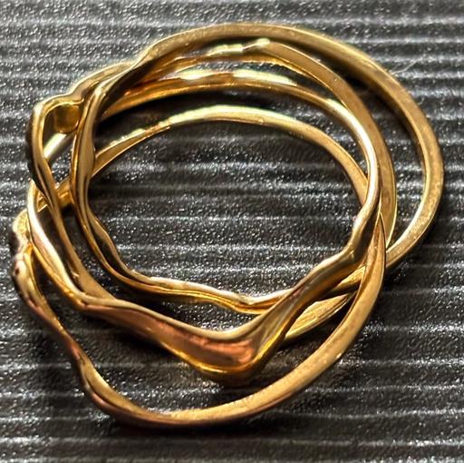  — 18ct gold ring interlocking