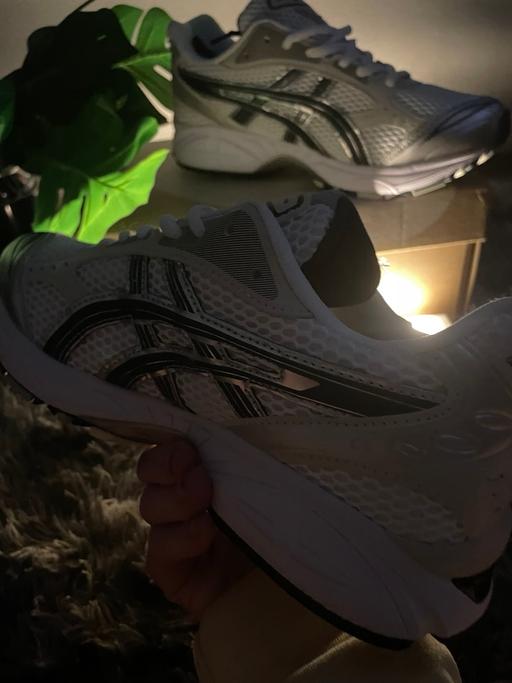  — Grey white retro running trainers size 7