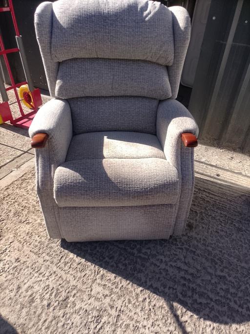  — rise and recliner armchair