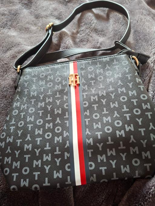  — TOMMY HILFIGER CROSS BODY BAG