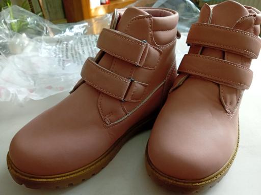  — new pair of teenage girls boots size 1