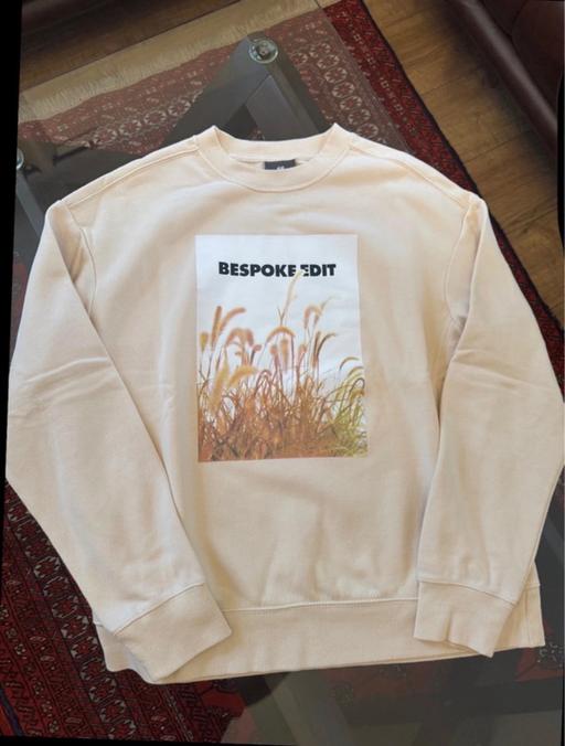  — H&M Men’s beige sweatshirt
