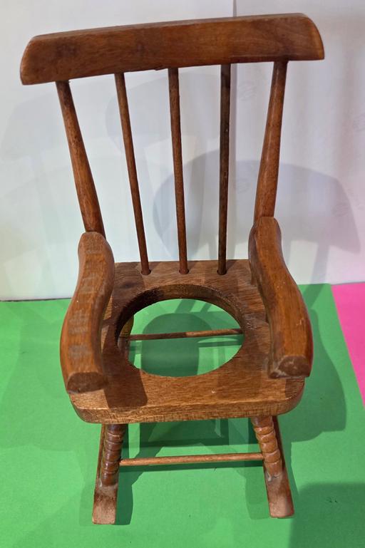  — VINTAGE ROCKING CHAIR PLANT POT.