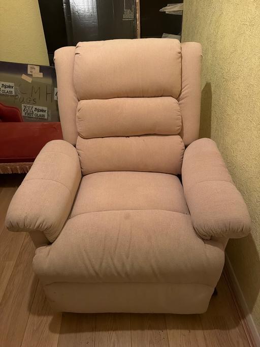  — Recliner armchair