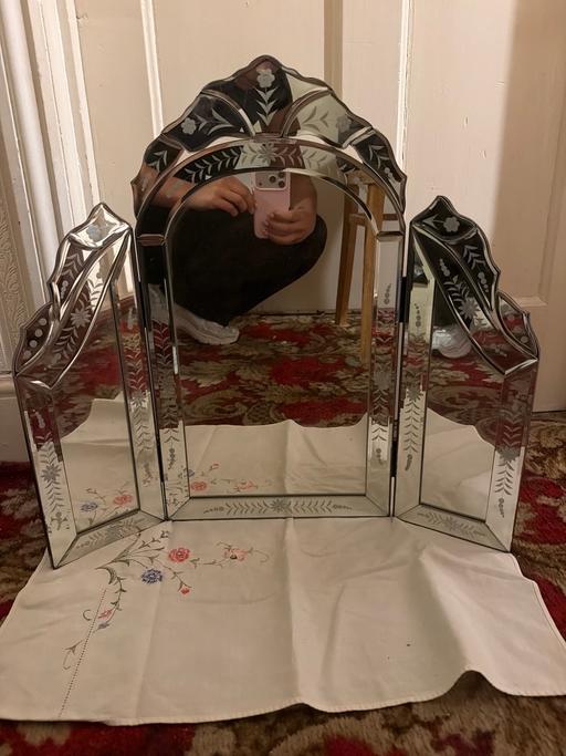  — Folding table mirror