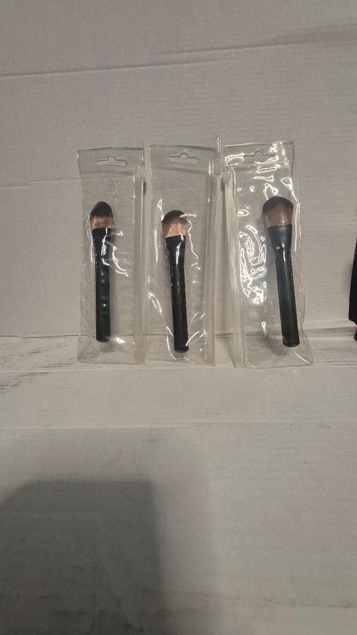  — makeup brushes
