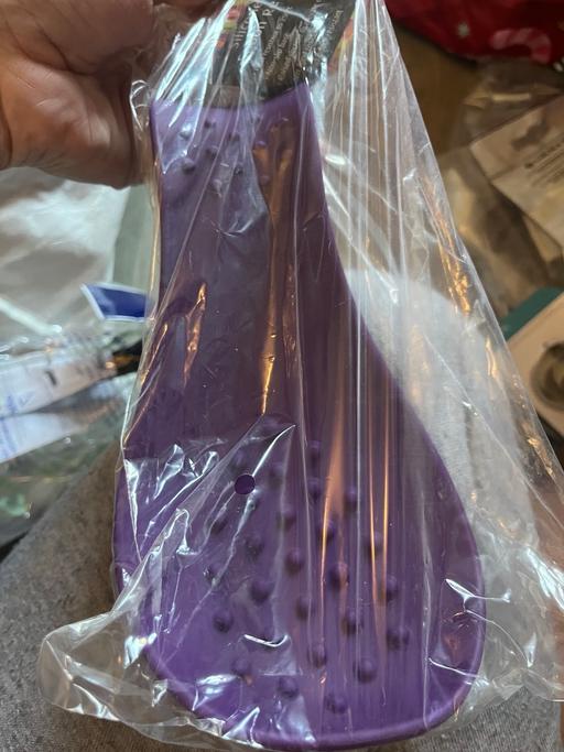  — Silicone spoon rest keeps sides clean