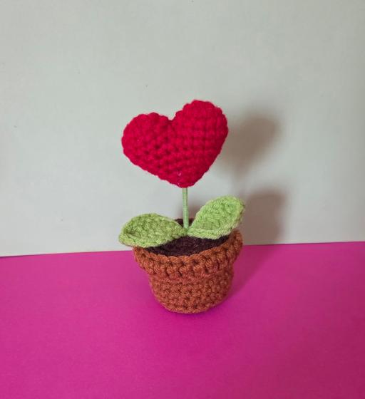  — CROCHET HEART & POT