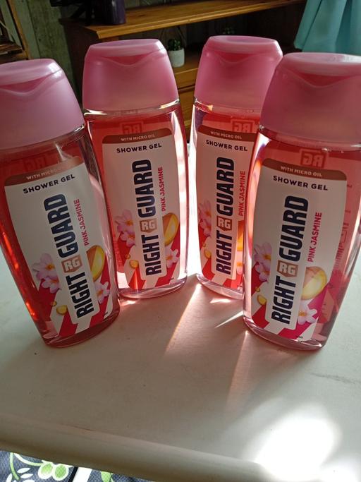  — 4 brand new SHOWER GEL SETS
