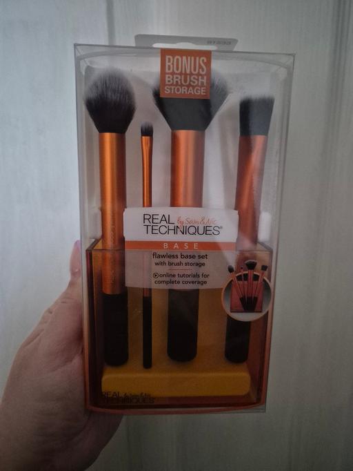  — new Real Techniques Flawless Base Set
