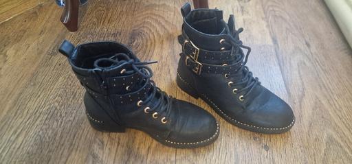  — Ladies boots