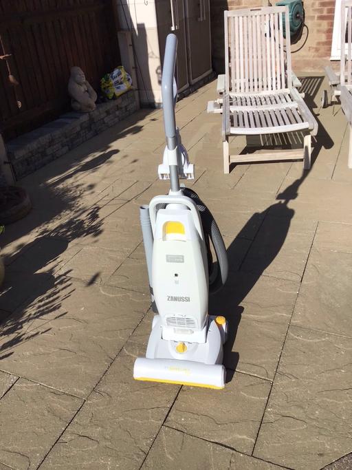  — Upright vacuum cleaner