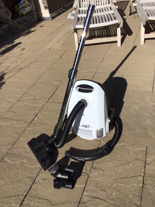  — Vacuum cleaner with attachments