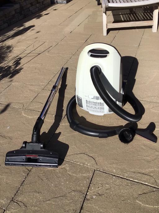  — Vacuum cleaner