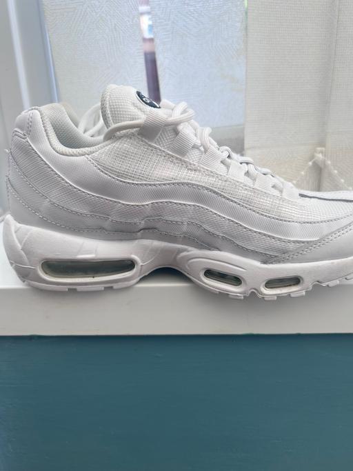  — Air max trainers white