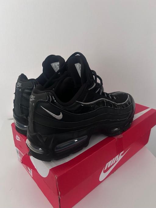  — Men’s black air max trainers