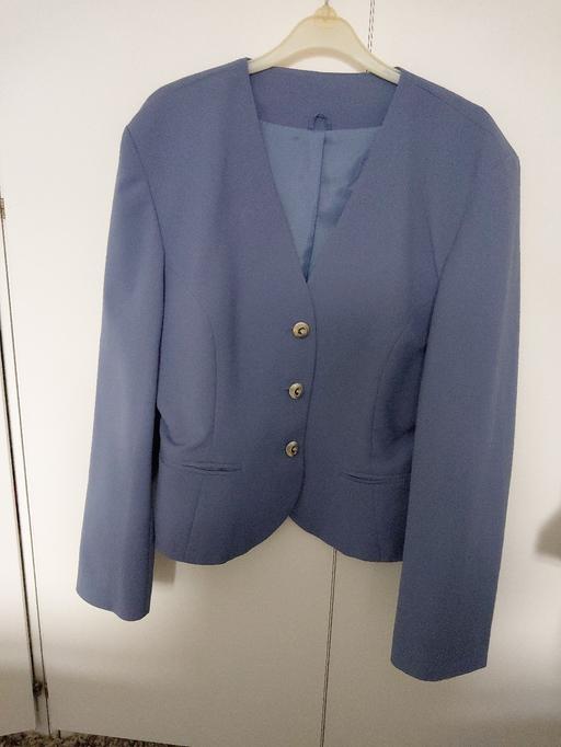  — Lined collarless blazer