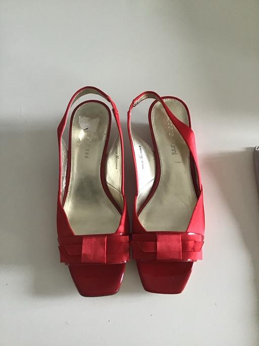  — Ladies Roberto Viani red shoes size 4