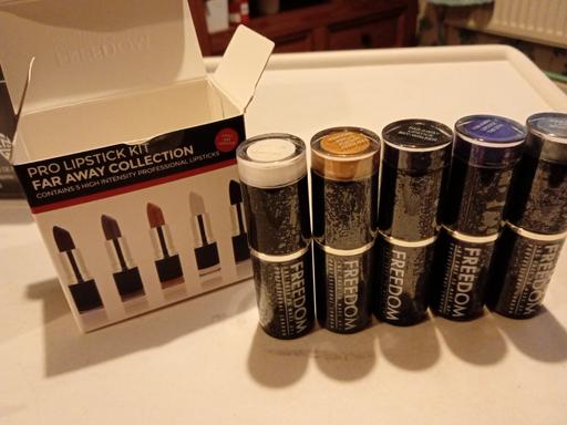  — new box of 5 LADIES LIPSTICK SET