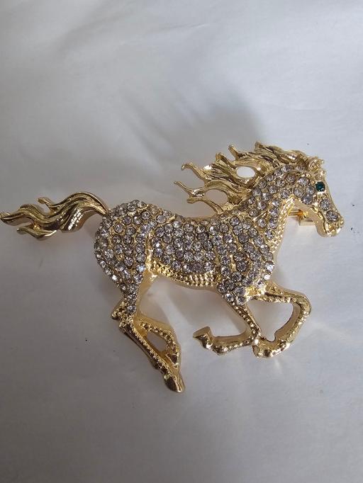  — brooch golden horse