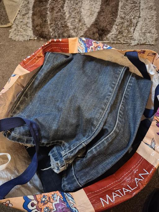  — bag of mens jeans -all in good condition