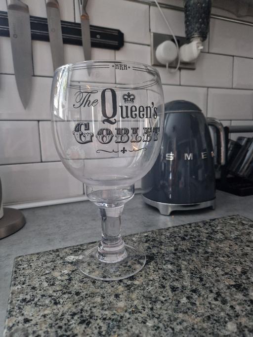  — Very large glass for wine /deserts